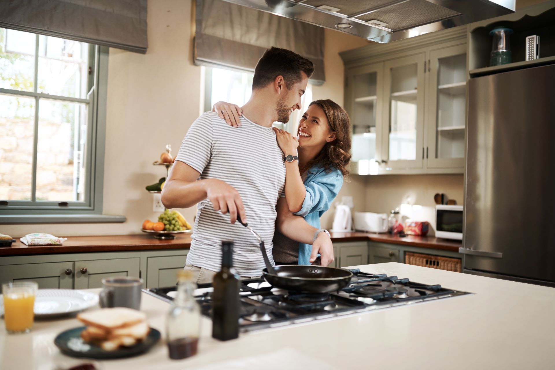Glückliches Paar in einer modernen Küche