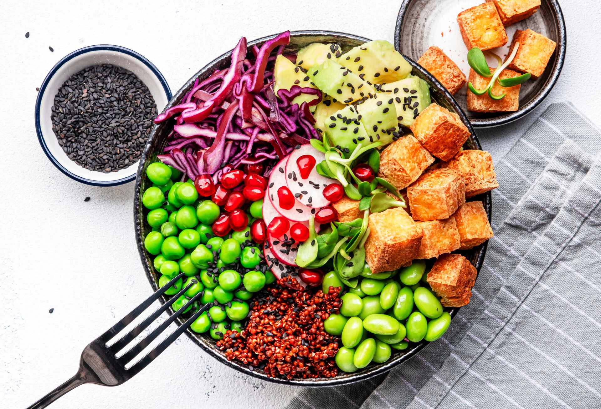 Gesundes veganes Essen. Buddha-Bowl mit Quinoa, gebratenem Tofu, Avocado