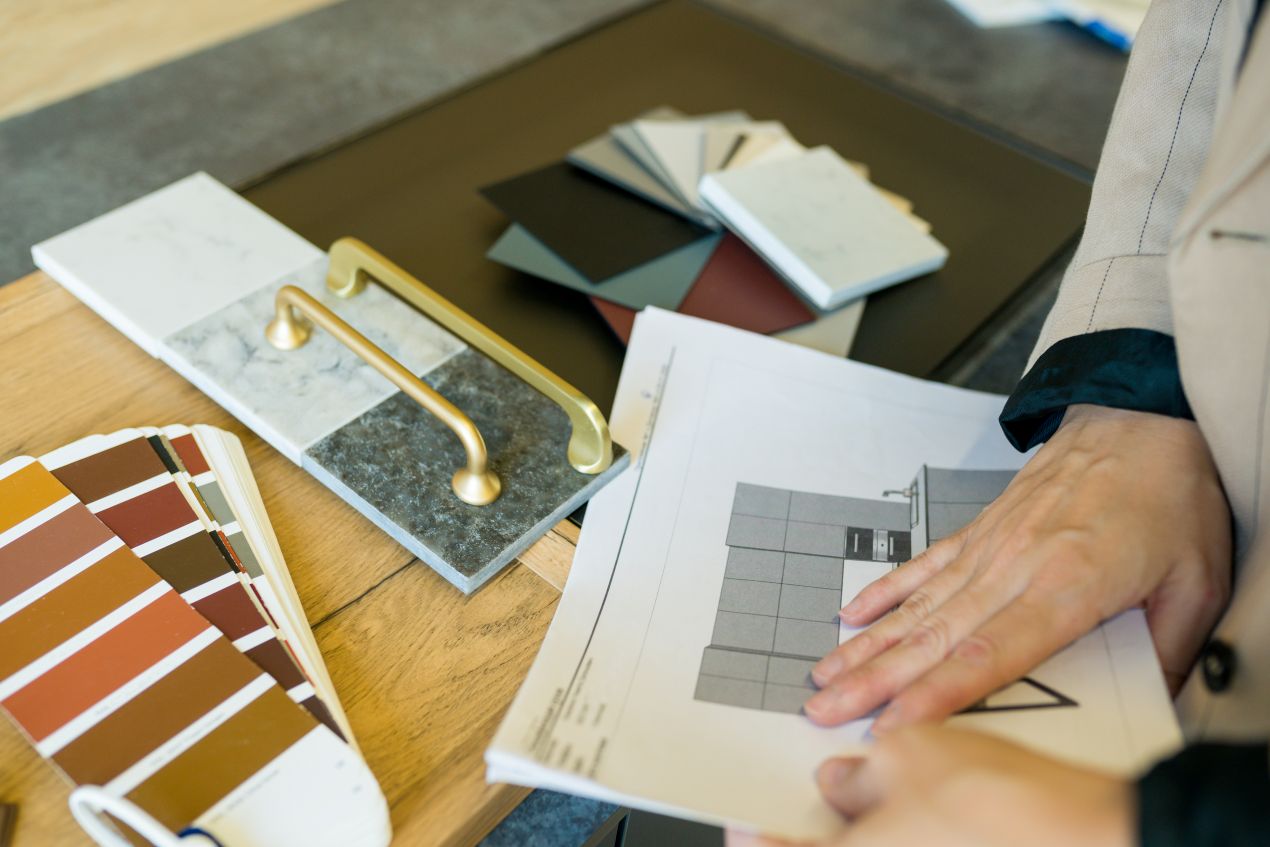Farb- und Materialmuster werden für die Küchenfront ausgesucht – wichtiger Planungsschritt beim Küche bestellen im Studio oder online.