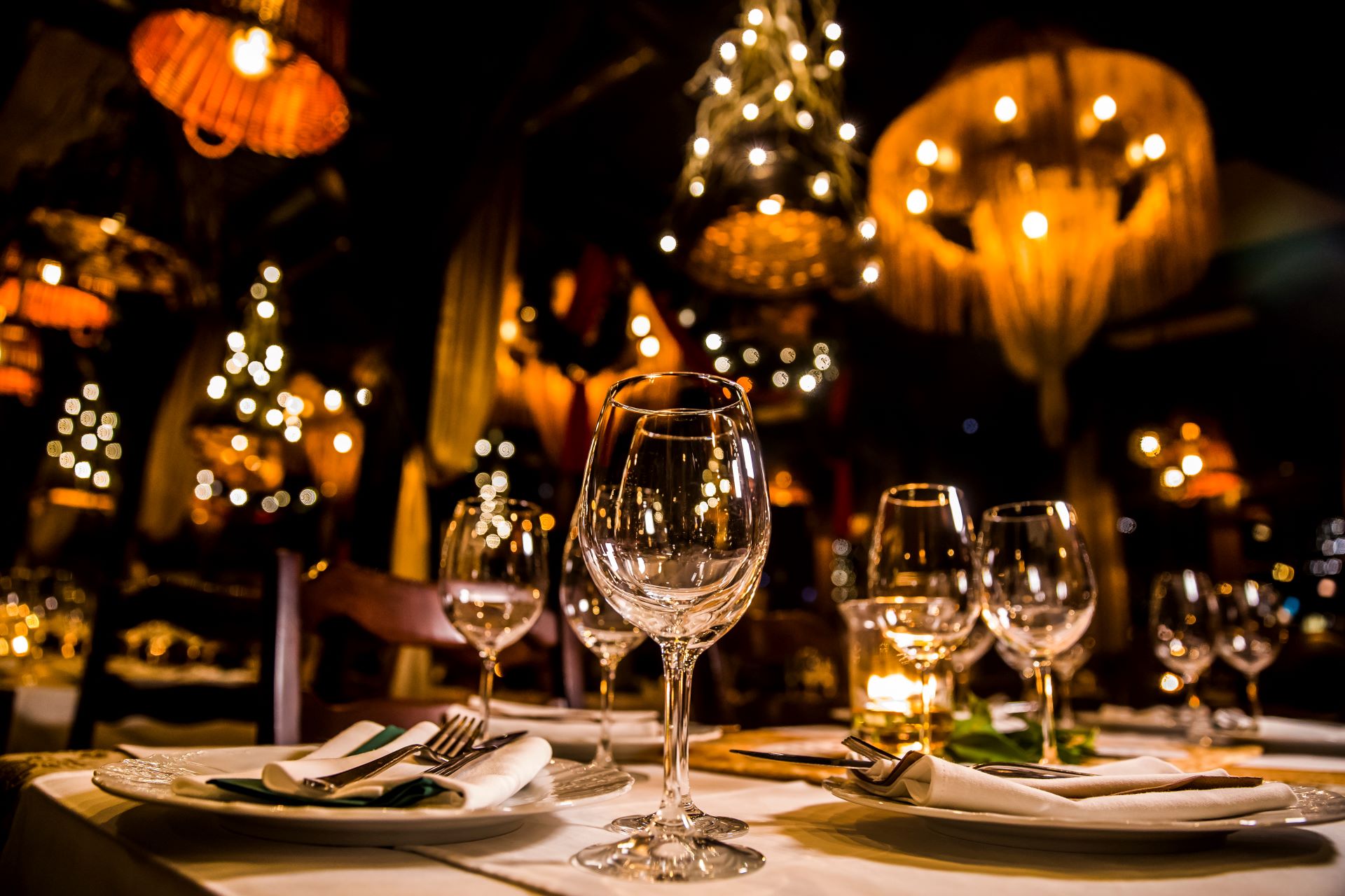 Restauranttisch mit Wein und gedecktem Geschirr – mögliche Triggerkombination