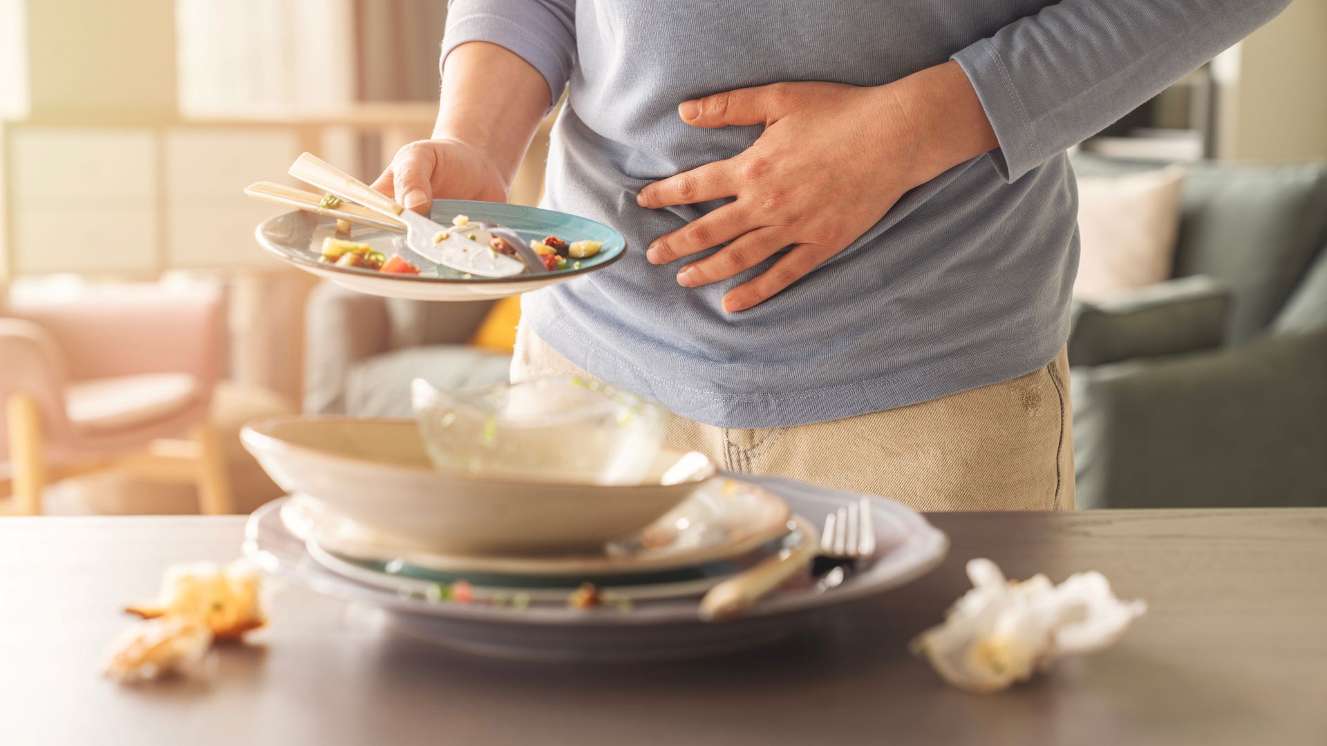 Mann mit Bauchschmerzen nach dem Essen – Lebensmittelunverträglichkeit Test Hinweis